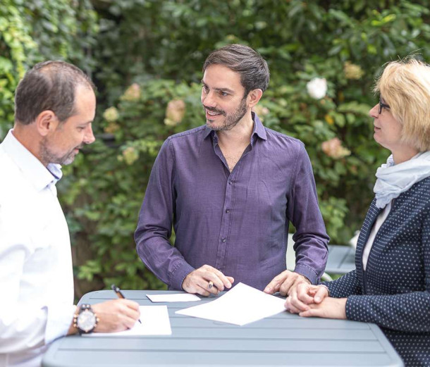 Christian Ploy mit Business-Kunden im Führungskräftecoaching-Gespräch