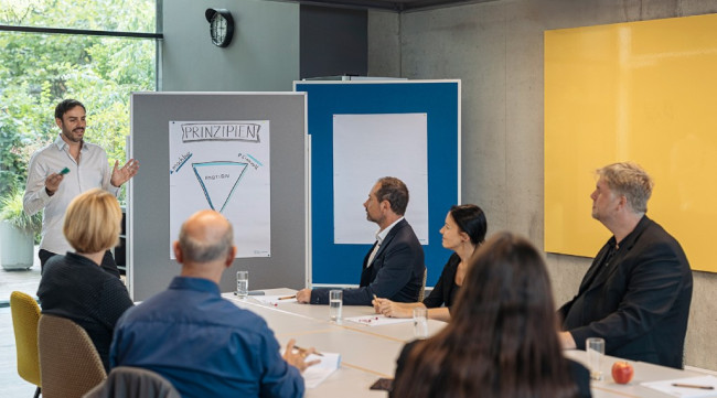 Christian Ploy in seinem Büro mit Coachee