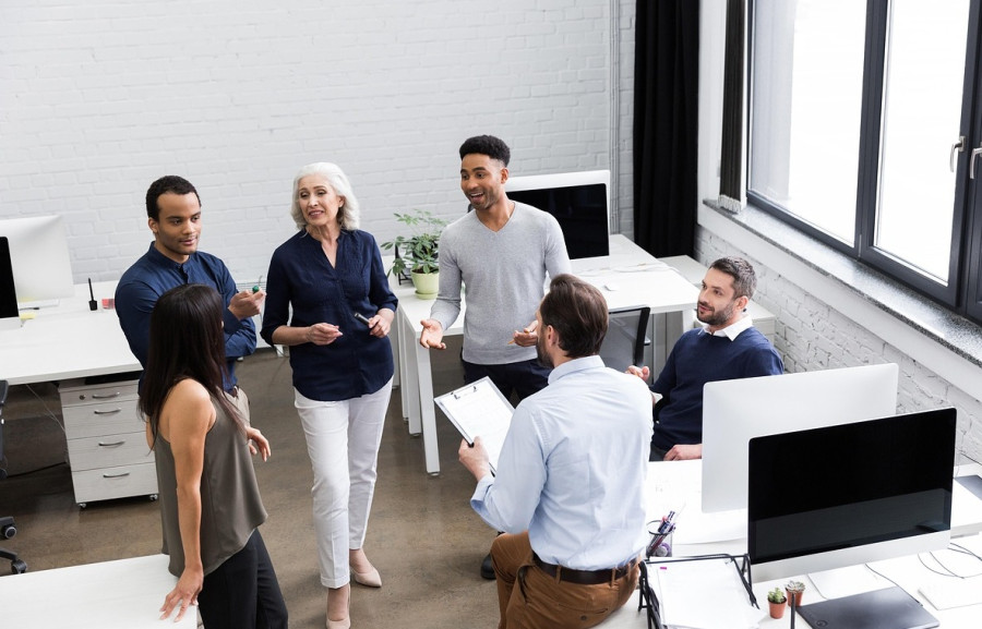 Führungskraft und Teammitglieder im Gespräch