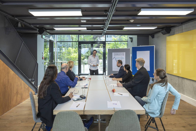 Christian Ploy in seinem Büro mit Coachee