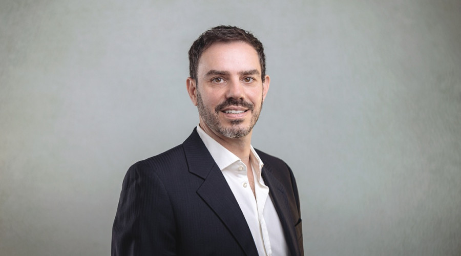 Christian Ploy, Business Coach aus Wien mit weißem Hemd und Sakko
