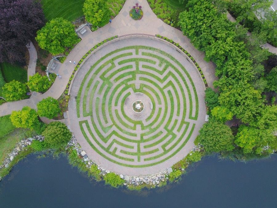 Rund angeordnetes Labyrinth aus Sträuchern mit rundem Zentrum