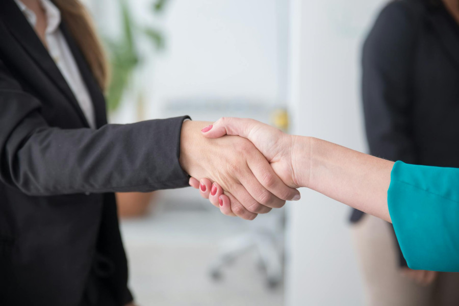 Ein ideales Hearing funktioniert wie ein stimmiger Verkaufsprozess: •	klare Positionierung •	authentische Präsentation •	nachvollziehbare Argumentation •	positive emotionale Wirkung •	strategische Gesamtlinie Wenn diese Elemente zusammenpassen, steigt die Wahrscheinlichkeit einer erfolgreichen Entscheidung deutlich. Die zentrale Erkenntnis lautet: Erfolg im Hearing entsteht aus der Verbindung von Selbstkenntnis, Strategie und souveräner Gesprächsführung. Und genau hier setzt professionelles Bewerbungs- und Karrierecoaching an. Wir begleiten Sie gerne zu mehr Selbsterkenntnis auf Ihrem nächsten Karriereschritt! Jetzt kostenloses Erstgespräch sichern!