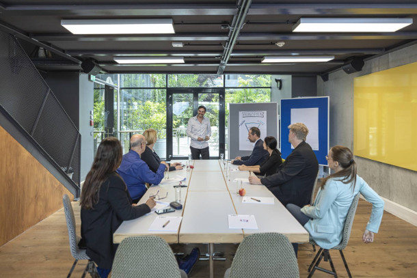 Christian Ploy mit Business-Kunden im Führungskräftecoaching-Gespräch
