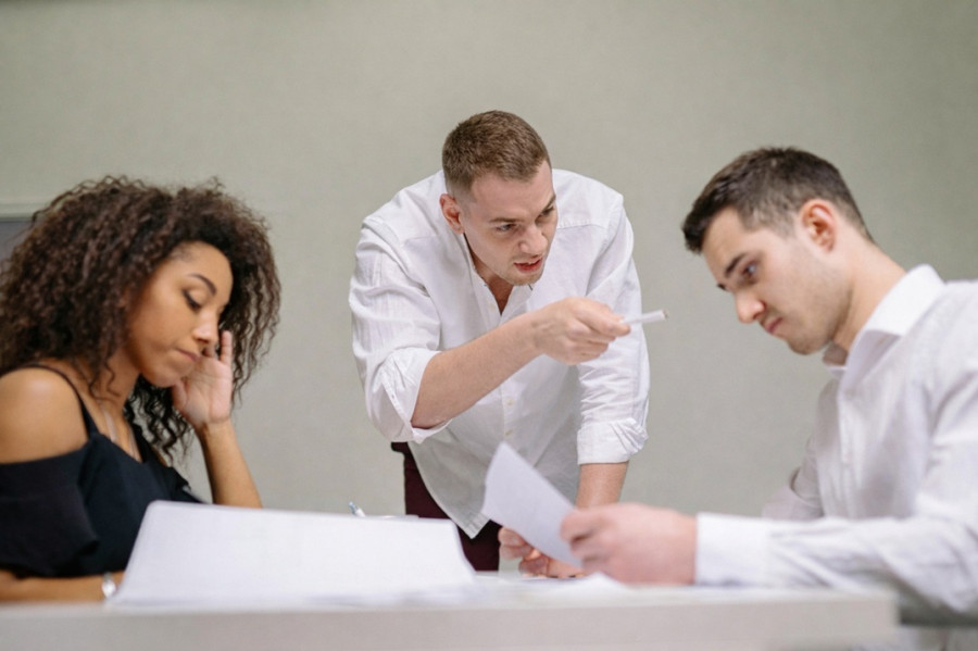 Diskussion im Buero zwischen drei Menschen
