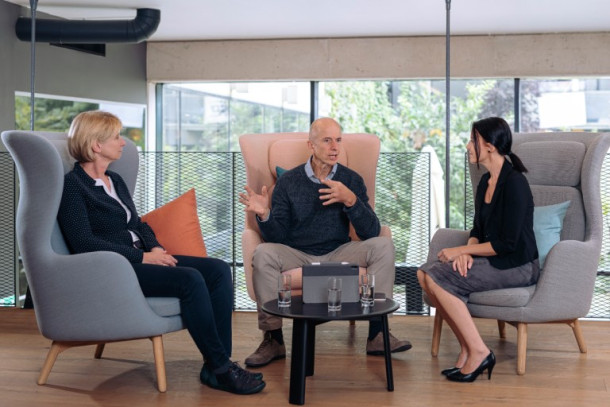 Mitarbeiter-Coaching: Coach Josef mit 2 Damen im Gespräch
