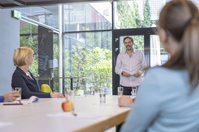 Christian Ploy in seinem Büro mit Kunden
