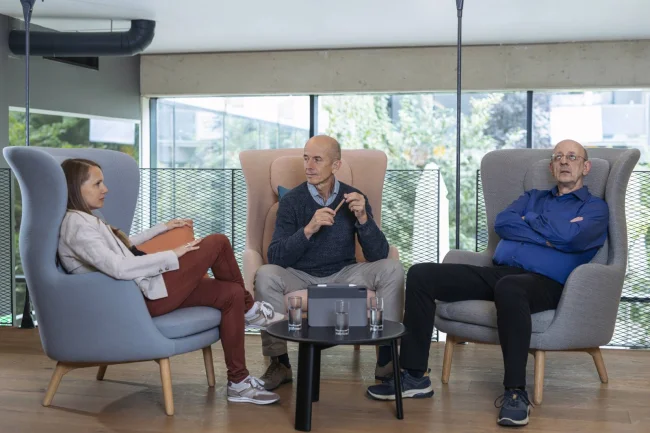 Christian Ploy an einem Tisch bei einer Konflikt-Mediation mit mehreren Personen